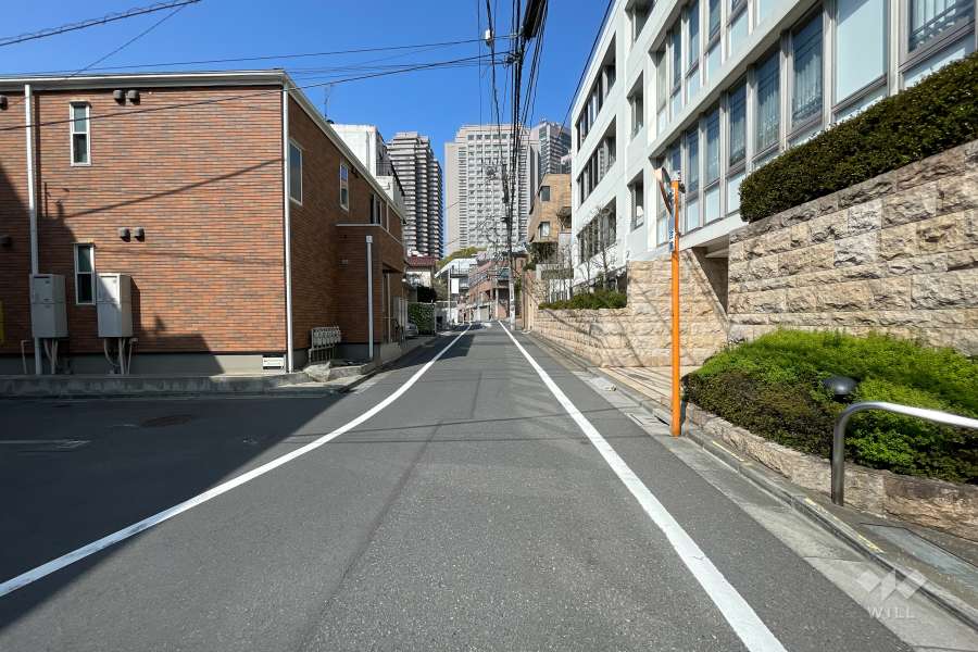 敷地南側の前面道路（東側から）