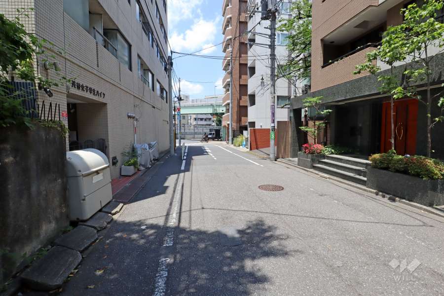 敷地西側の前面道路