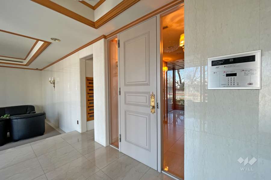 エントランスはオートロック付きです。