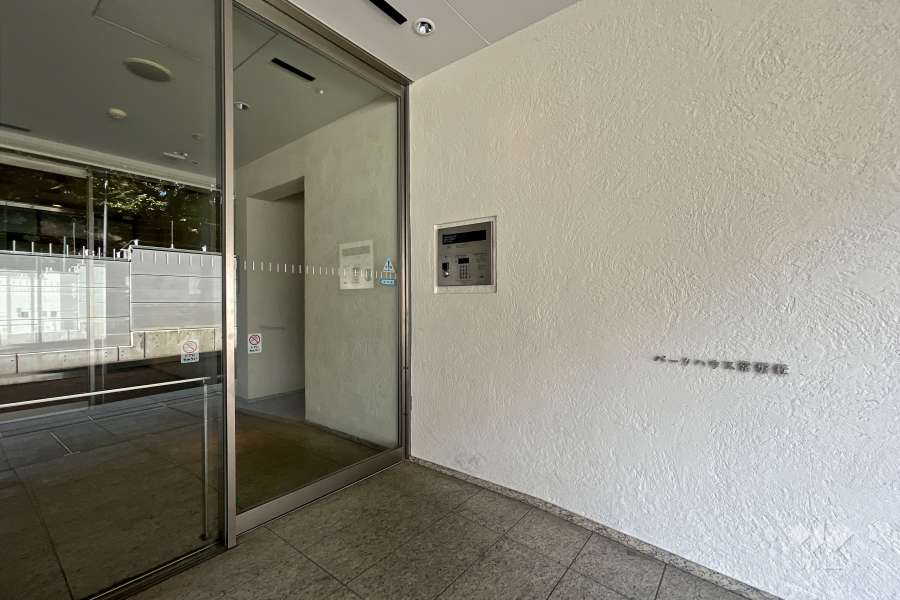 エントランスはオートロック付きです。