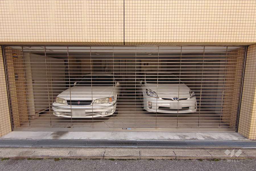 敷地内駐車場（屋内平面式・リングシャッター付き）