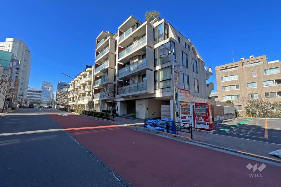 フィールｉ松濤の遠景。周辺は住宅の他、店舗や事務所などが混在する街です。