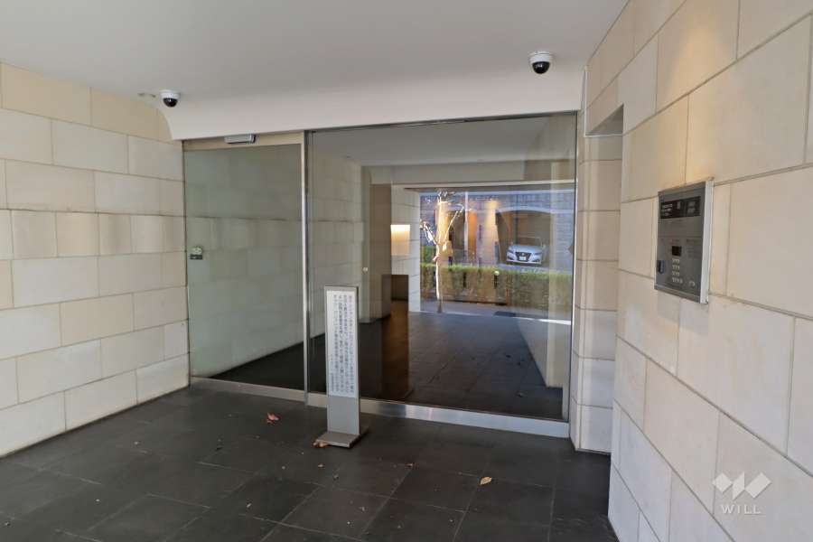 エントランスはオートロック付きです。