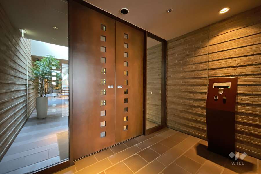 エントランスはオートロック付きです。