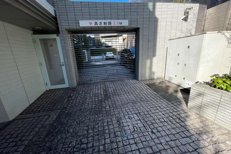 駐車場の出入り口（リングシャッター付き）