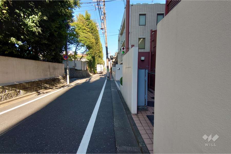 敷地北西側の前面道路（南西側から）