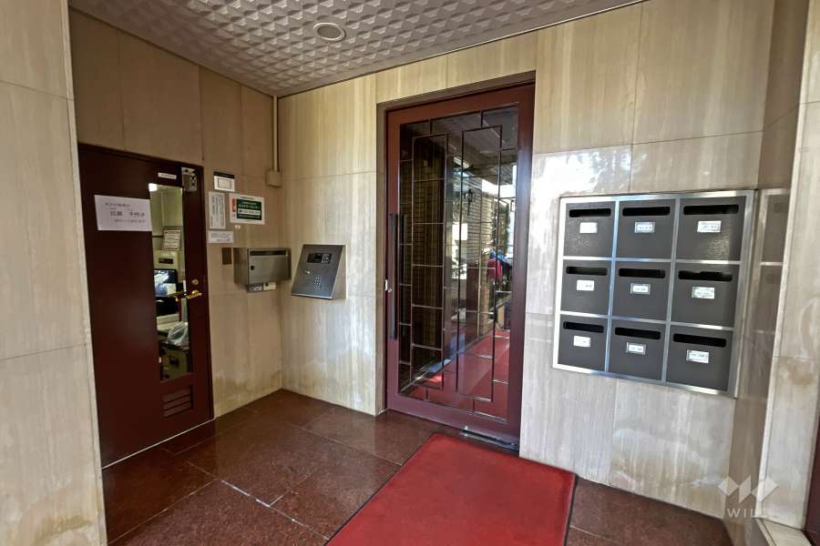 エントランスはオートロック付きです。