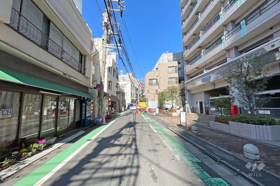 敷地西側の前面道路