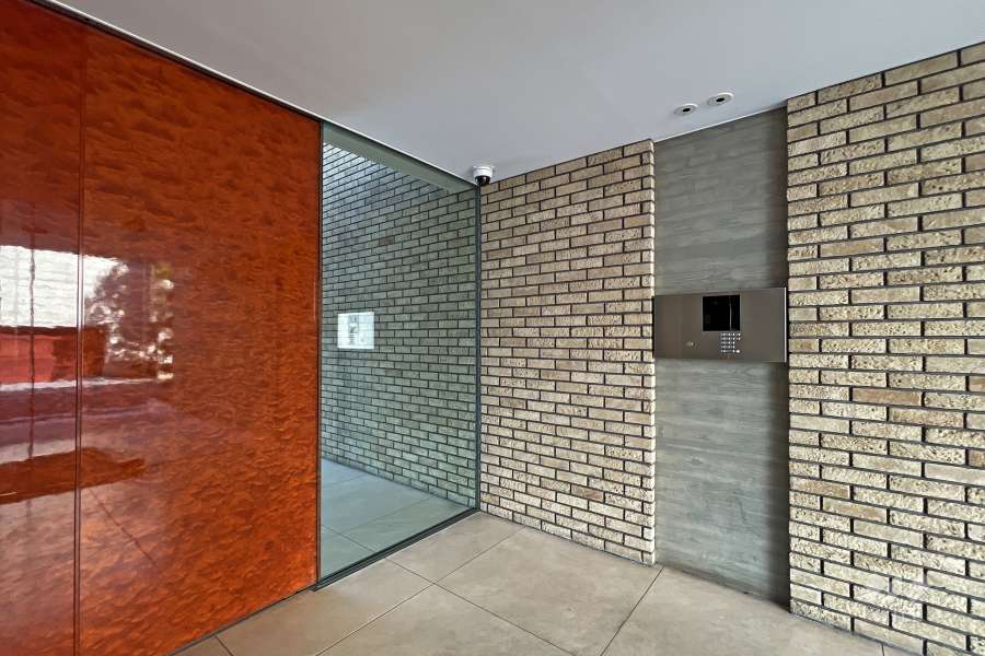 エントランスはオートロック付きです。