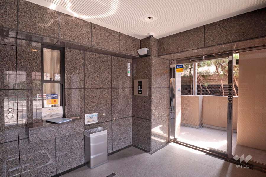 エントランスはオートロック付きです。