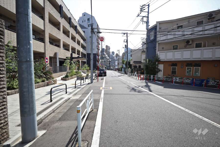 敷地北側の前面道路（東側から）