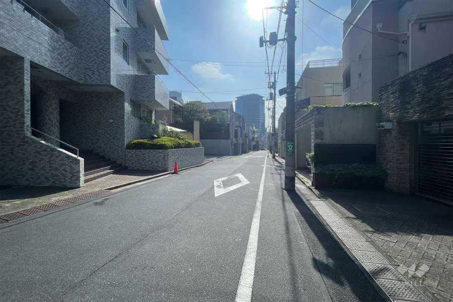 敷地北東側の前面道路（北西側から）