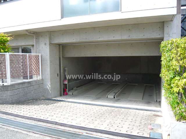 駐車場は屋内機械式です。