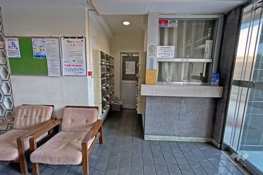 共用ポストと休憩スペース