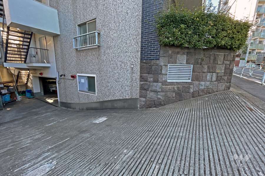 地下駐車場の出入り口