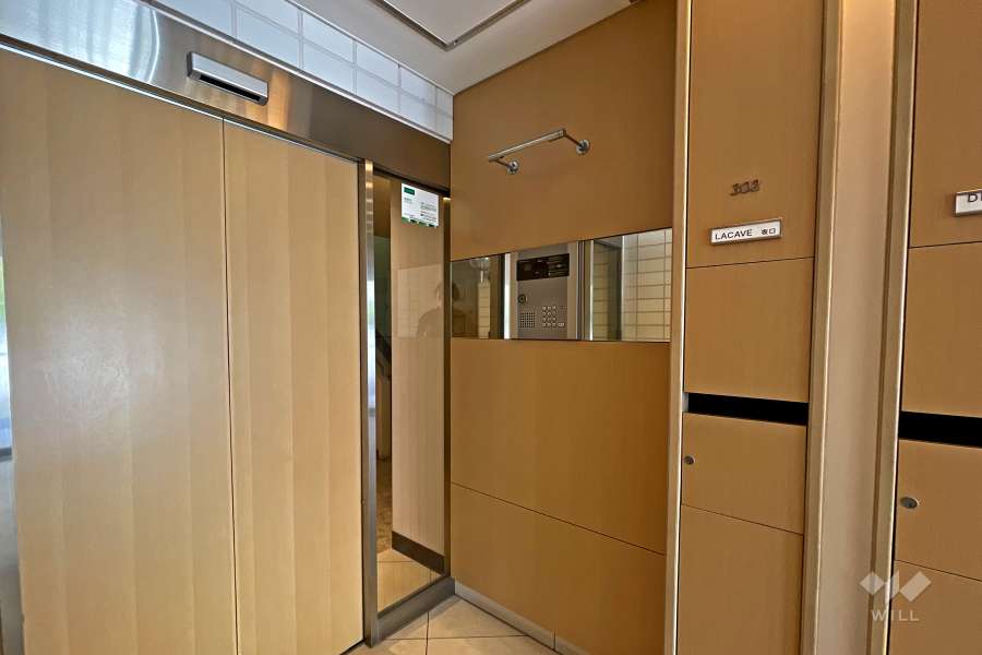 エントランスはオートロック付きです。