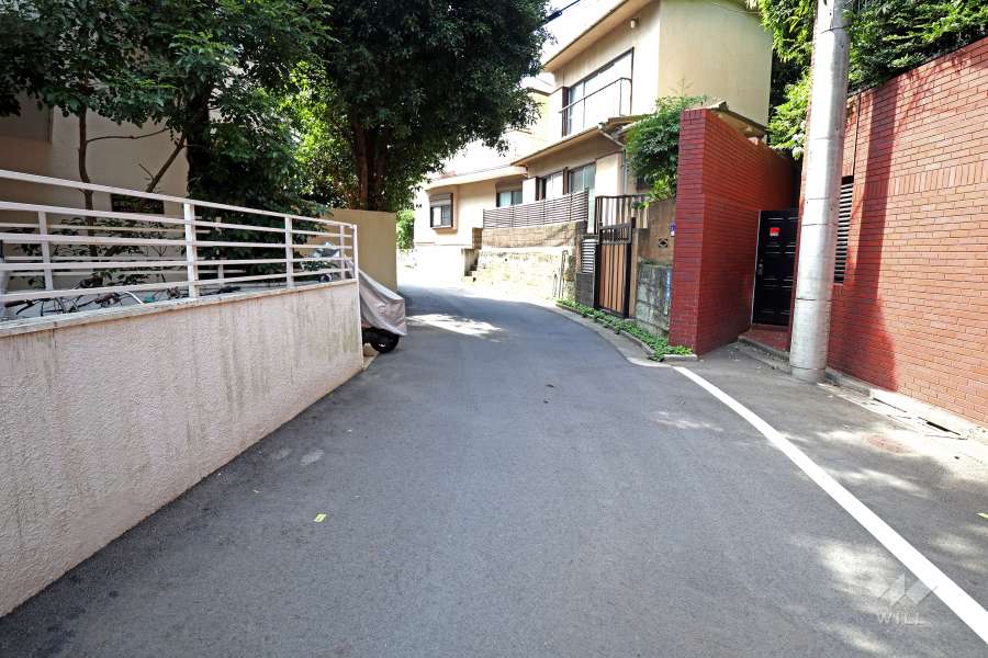 敷地北側の前面道路