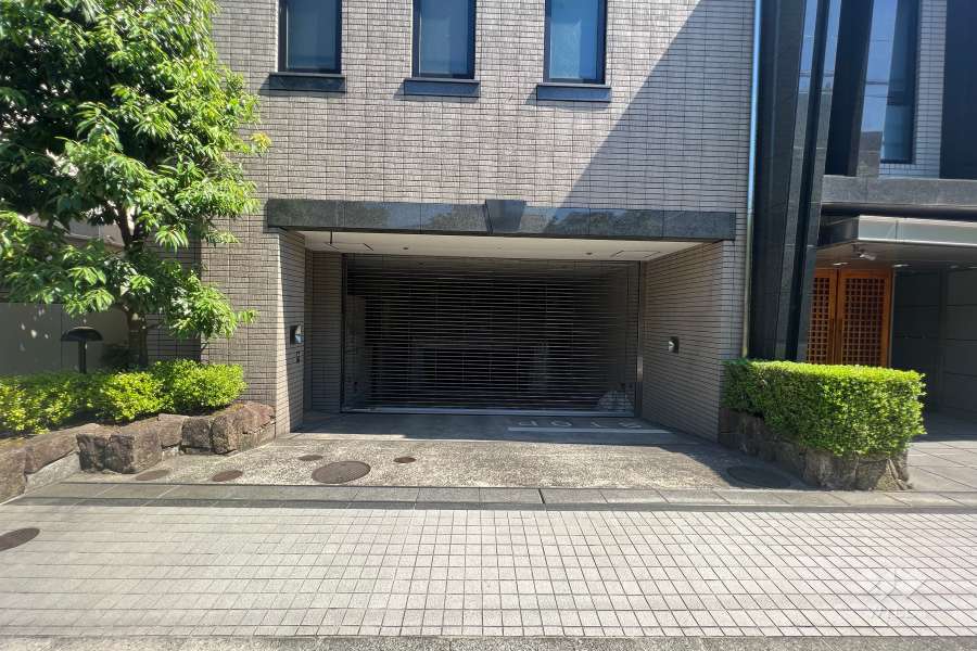 駐車場の出入り口（リングシャッター付き）