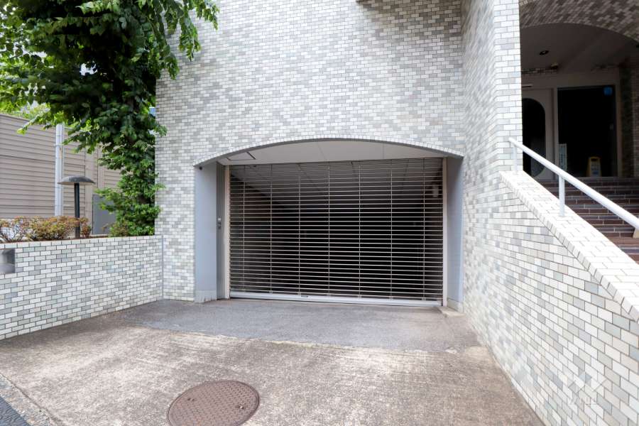 駐車場の出入り口（リングシャッター付き）　