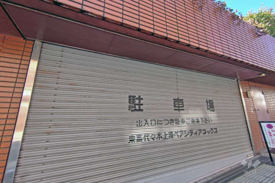 駐車場の出入り口（シャッター付き）