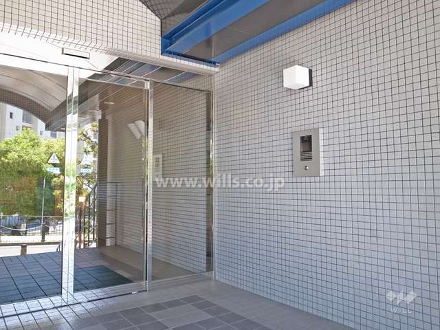 エントランスはオートロック付きです。