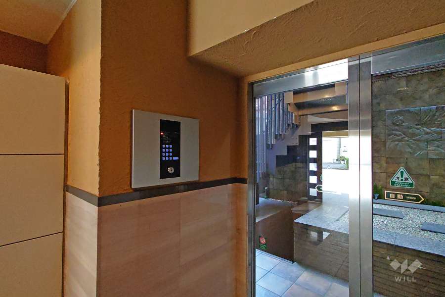 エントランスはオートロック付きです。