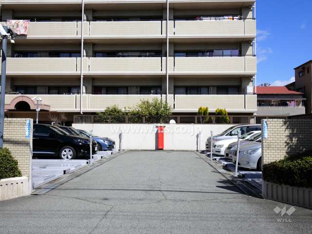 敷地内駐車場（屋外機械式）敷地北側に屋外平面式もあります。