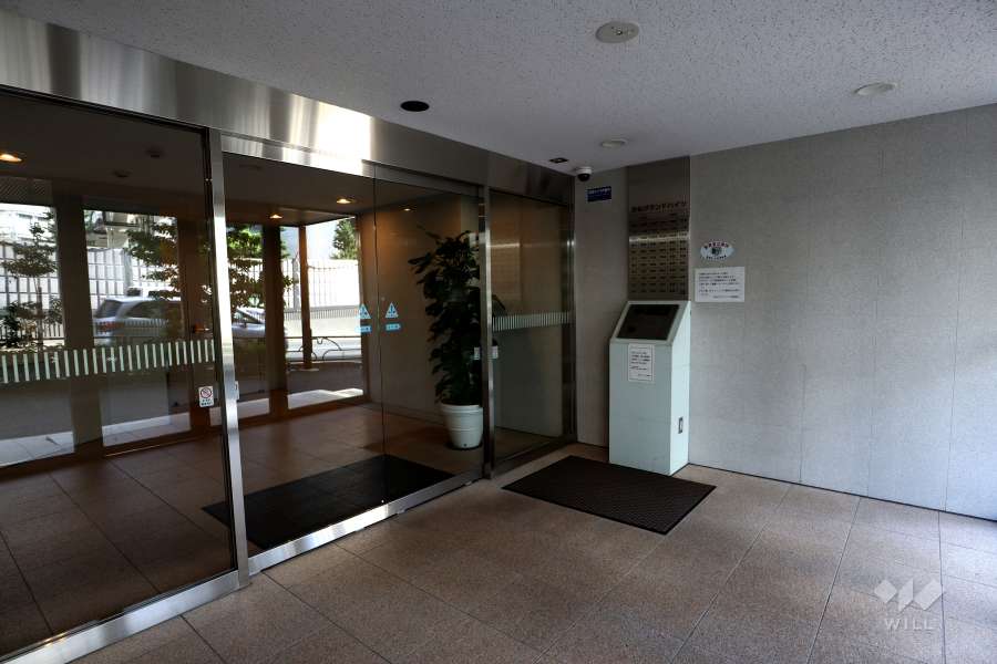 エントランスはオートロック付きです。