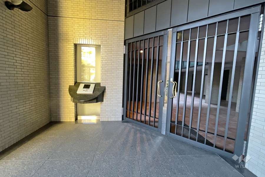 エントランスはオートロック付きです。