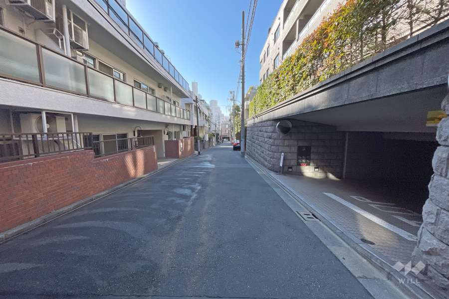 敷地西側の前面道路
