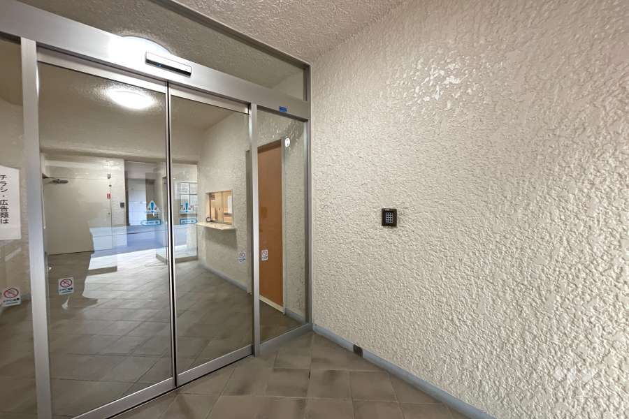 エントランスはオートロック式です。