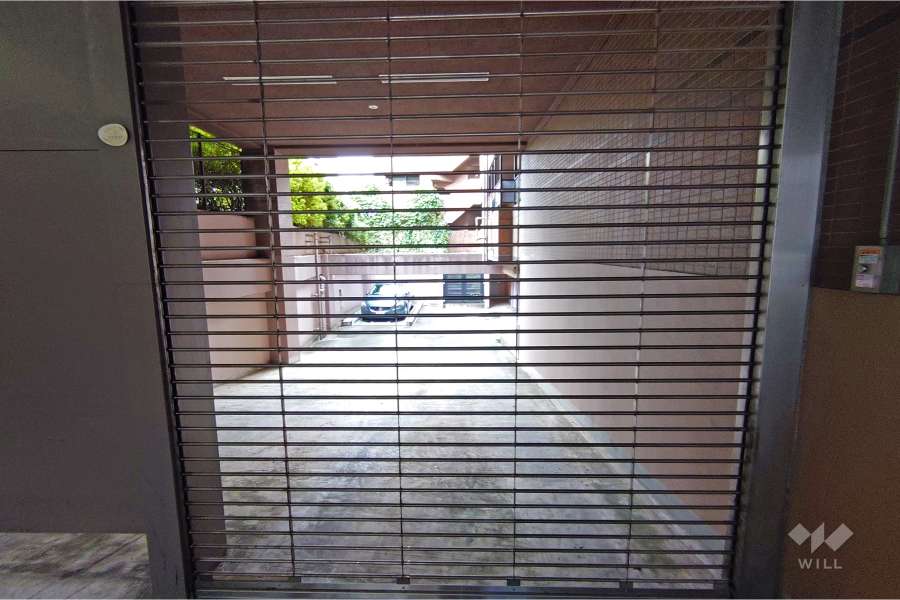 駐車場の出入り口（リングシャッター式）・敷地内駐車場（屋外機械式）