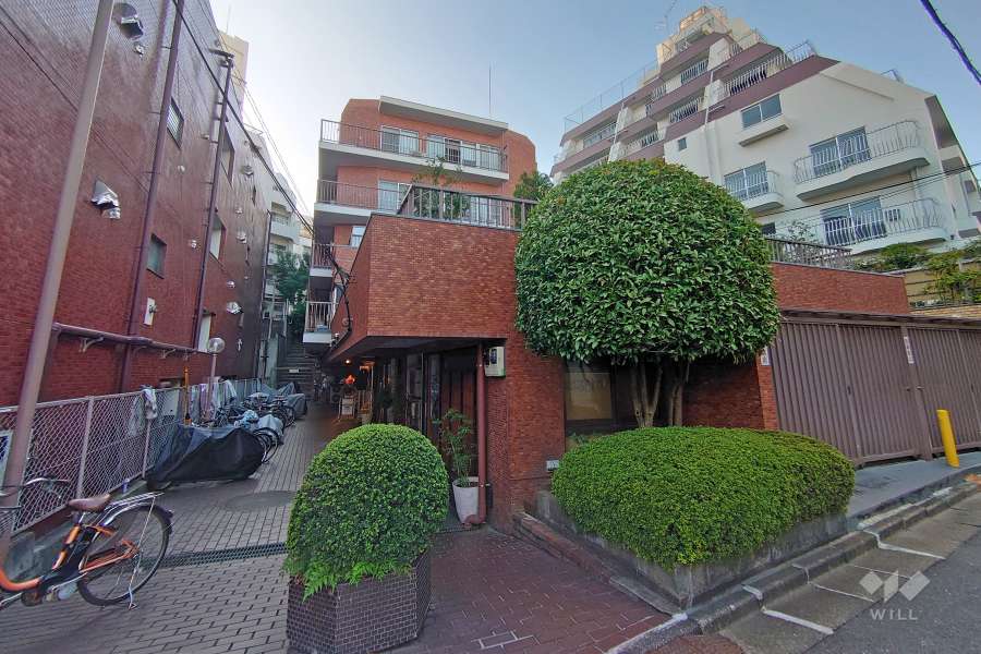 トーカン原宿キャステールの外観（南東側から）