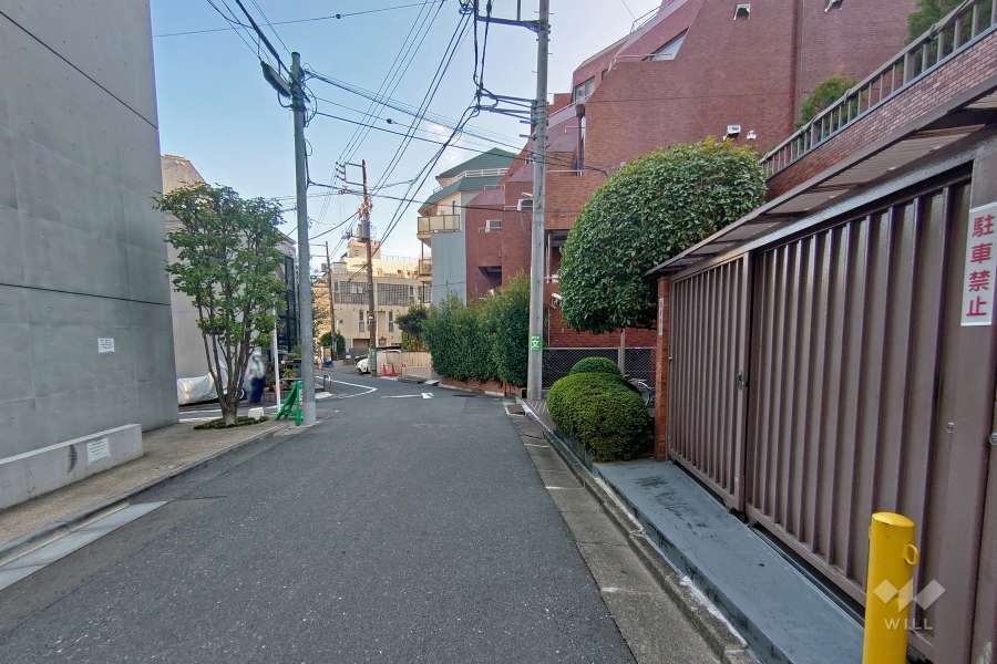 敷地南東側の前面道路（北東側から）