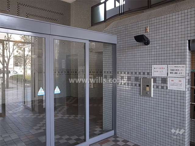 エントランスはオートロック付き。上部は吹き抜けになっています。