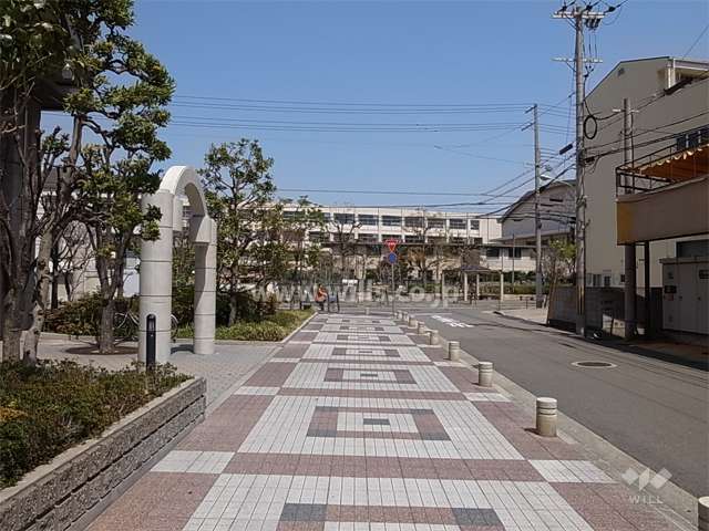 敷地の北側には道を挟んで「県立尼崎小田高等学校」があります。