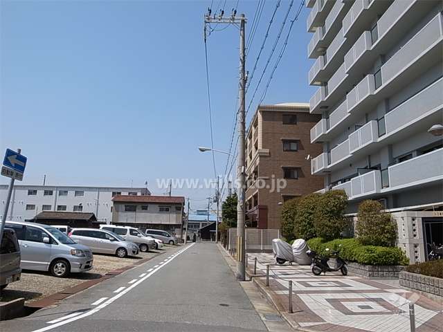 敷地南側の前面道路。敷地の北、東、南の3方が接道しています。