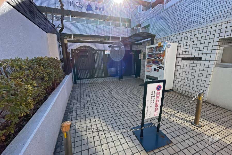 エントランスはオートロック付きです。