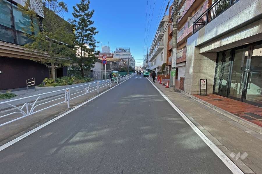 敷地西側の前面道路（南側から）