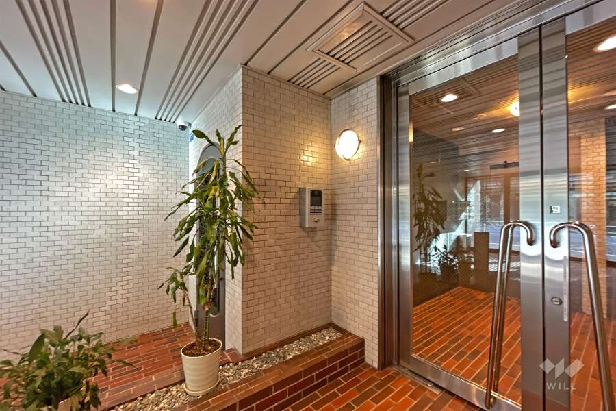 エントランスはオートロック付きです。