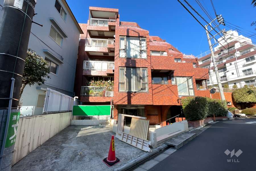 パレドール原宿の外観（東側から）