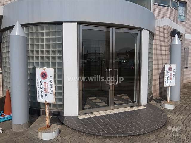 壁面の一部にガラスブロックが用いられたエントランス