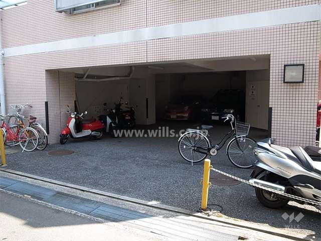 建物1階にある敷地内駐車場