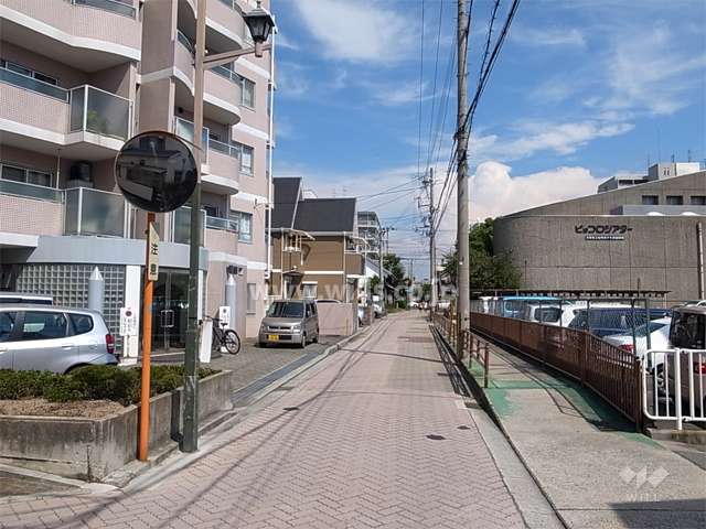 敷地南側のインターロッキング舗装された通り。すぐ東側にピッコロシアターがあります。