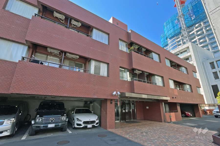 メゾンドール北参道の外観（西側から）