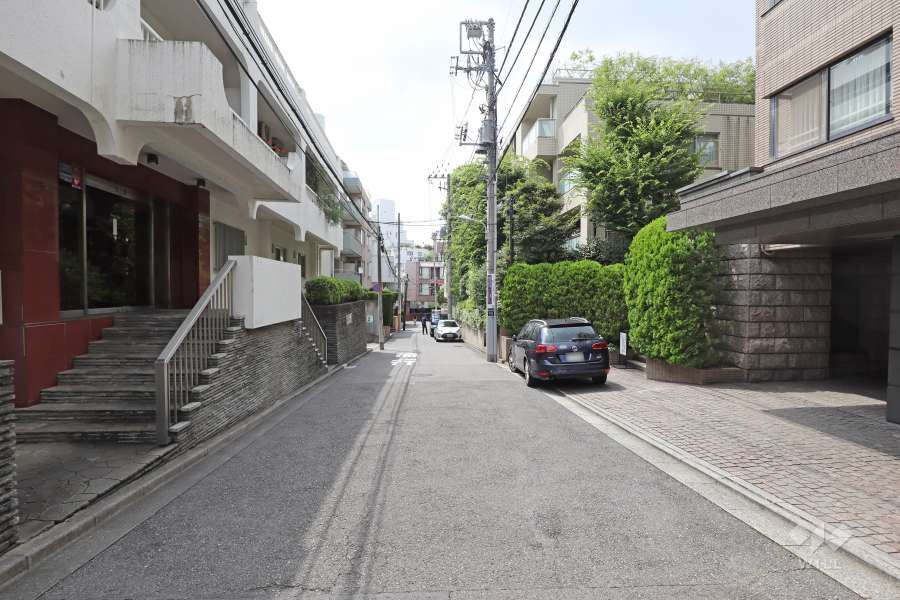 敷地北西側の前面道路