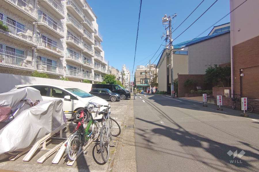 敷地南東側の前面道路（南西側から）