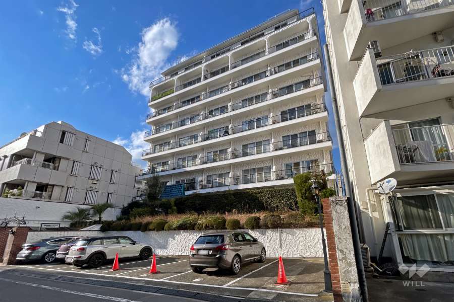 秀和神宮レジデンスの外観（南東側から）