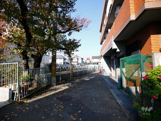 敷地西側の前面道路
