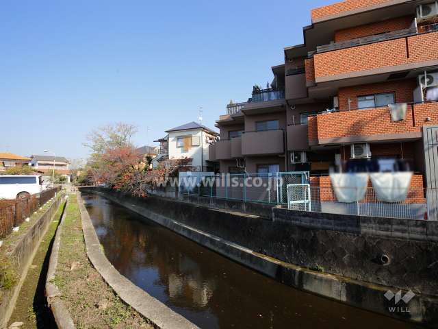 敷地の西側には東富松川が流れています。